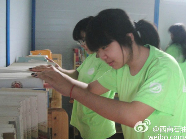 7��20�����巿����Đ��ĕ��ݽK��������ʯ�ʹ�W(xu��)У��ӛ�߈F꠆T����Ŭ���²����ꮅ���D��һ��꠆T������D���^����¶������ϲ��Ц�ݡ�