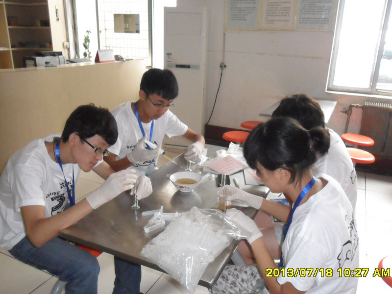 7��27�������ϴ�W(xu��)���YԴ�ɡ�����������`��꠵��_(d��)��һ�����`�ء����ĳ���꠆T���R��ͣ��ǰ����һ��ȡ���c�M��ȡ�ӹ������D��꠆T���ڌ�200ml�Ę�Ʒ�b�M20��С������ԇ��ƿ����