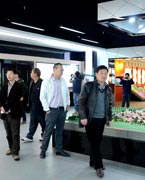 晉江城市展館　　晉江城市展館大樓位于世紀(jì)大道西側(cè)，于2004年12月動(dòng)工建設(shè)，地上四層、地下一層，總建筑面積為18645平方米，項(xiàng)目總投資為7500萬(wàn)元。