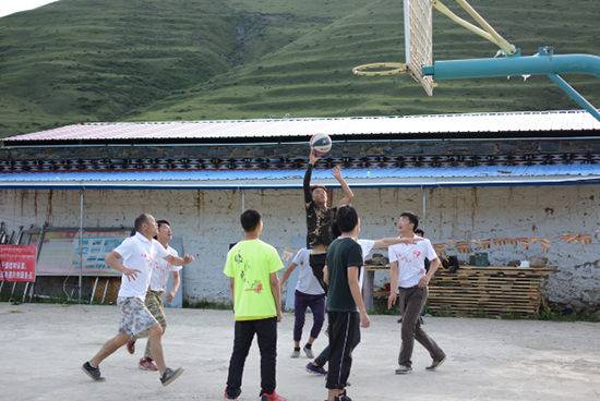 廣東醫(yī)科大學(xué)暖風(fēng)中國(guó)志愿服務(wù)隊(duì)帶領(lǐng)四川省甘孜州康定縣塔公鄉(xiāng)江巴村的孩子們打籃球。