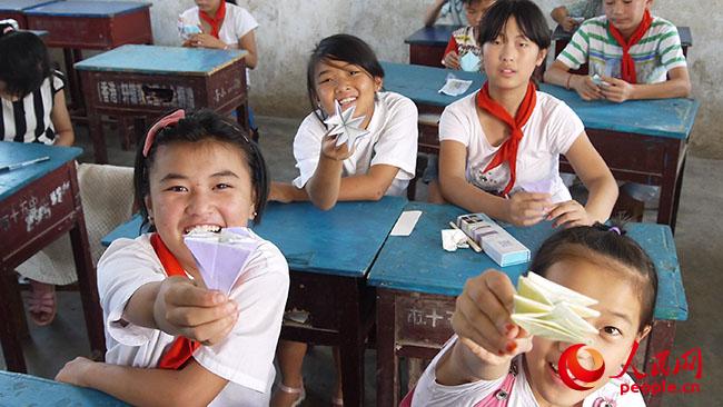 ���ϿƼ���W��һ��һ·���x��֧���c���ʷ�ؚ�{(di��o)�Ќ��`�F��������ꖿh��¹ɽ�(zh��n)�u�ŸG���_չ�x��֧�̺ͷ�ؚ�{(di��o)�У�־Ը�߽o���ӂ��_�O�ֹ��n�����D�麢�ӂ�չʾ�ֹ���Ʒ�����F��ṩ��