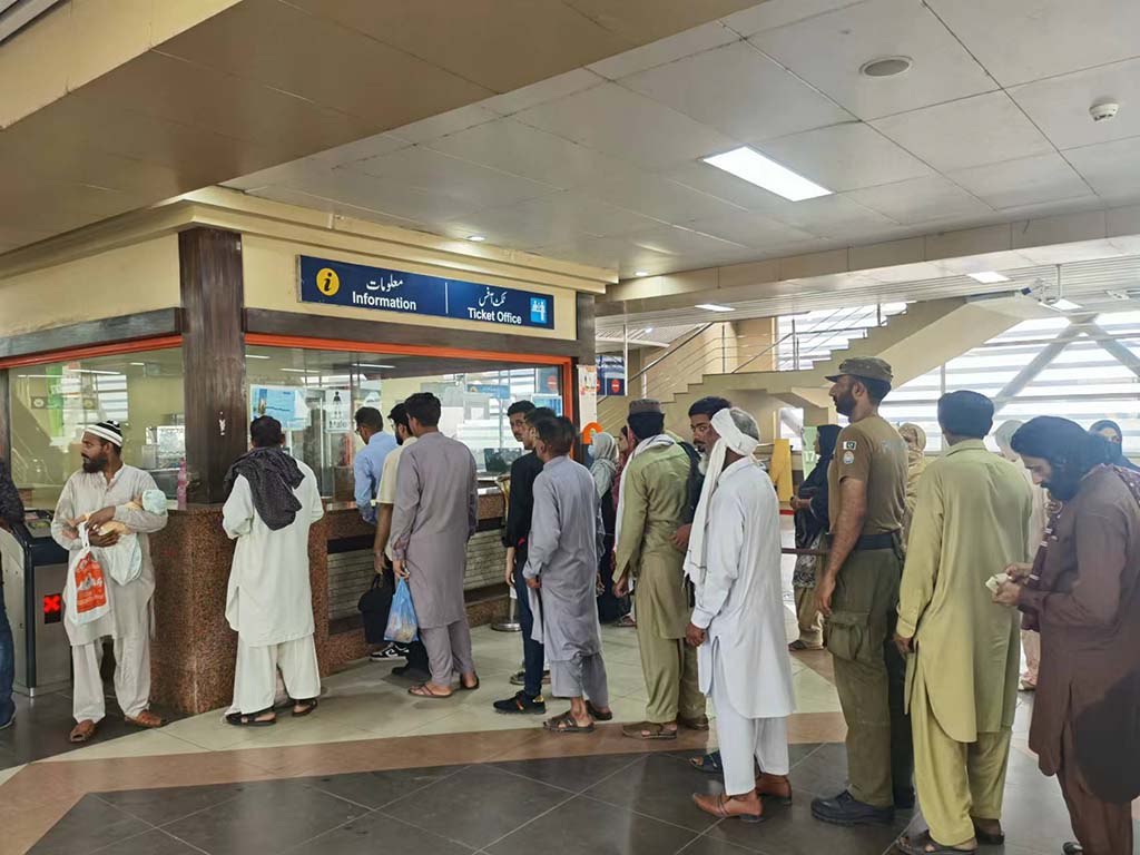 當(dāng)?shù)孛癖娫诶蠣柍染€地鐵里排隊購票。（人民網(wǎng)記者 石晶攝）