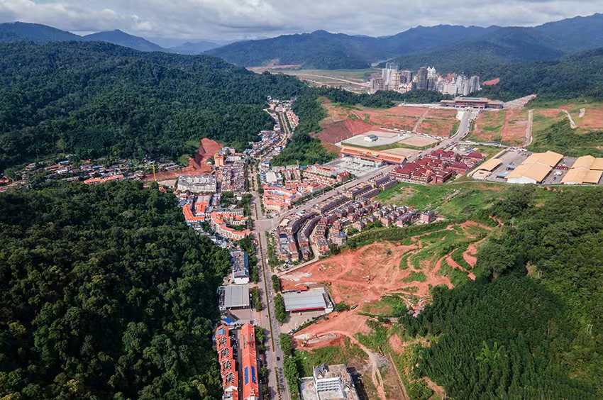 磨憨口岸俯瞰，右前方高層白色建筑群為老撾境內(nèi)。人民網(wǎng)記者 符皓攝