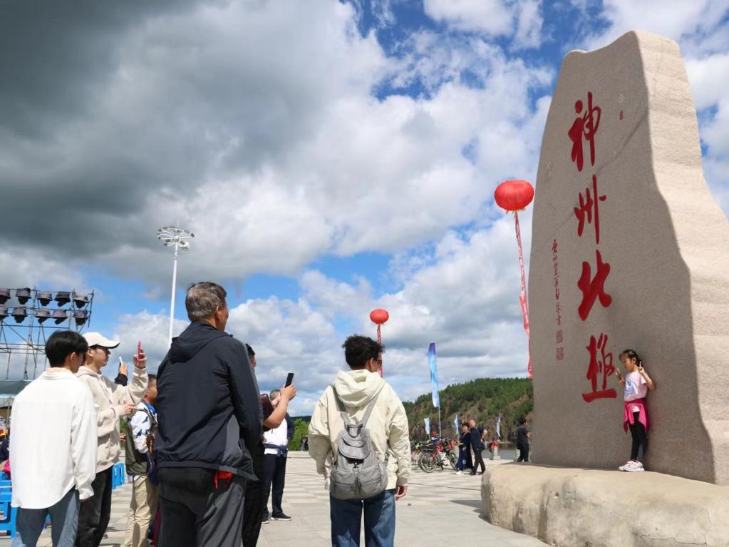 游客在漠河市地標(biāo)前打卡。新華社記者 徐凱鑫攝