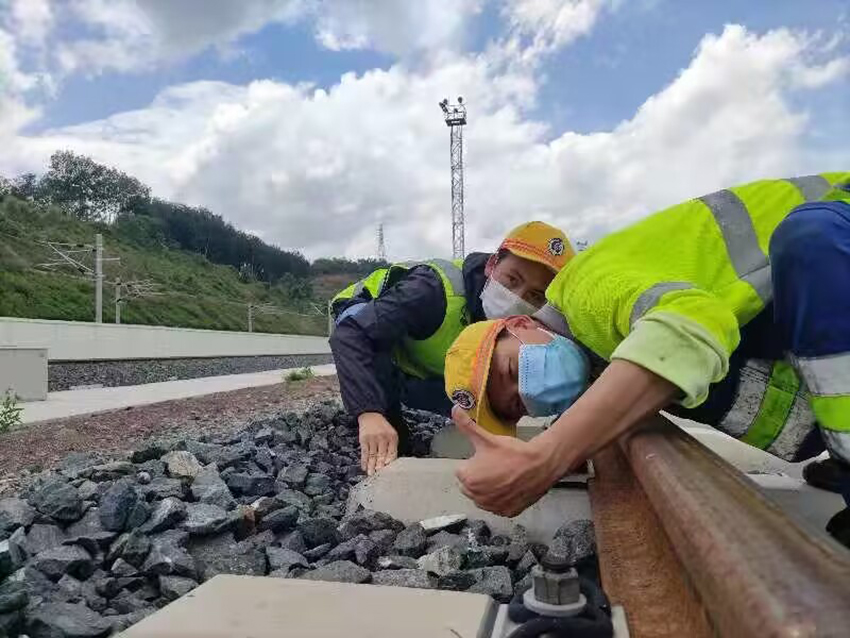 佟郎（左）正在檢修鐵路。受訪者供圖
