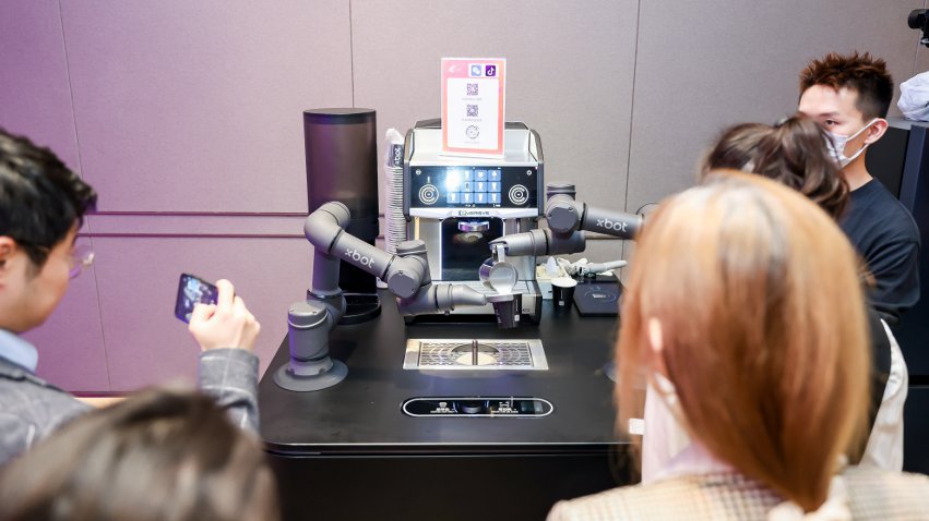 到場觀眾體驗如影智能咖啡大師。主辦方供圖